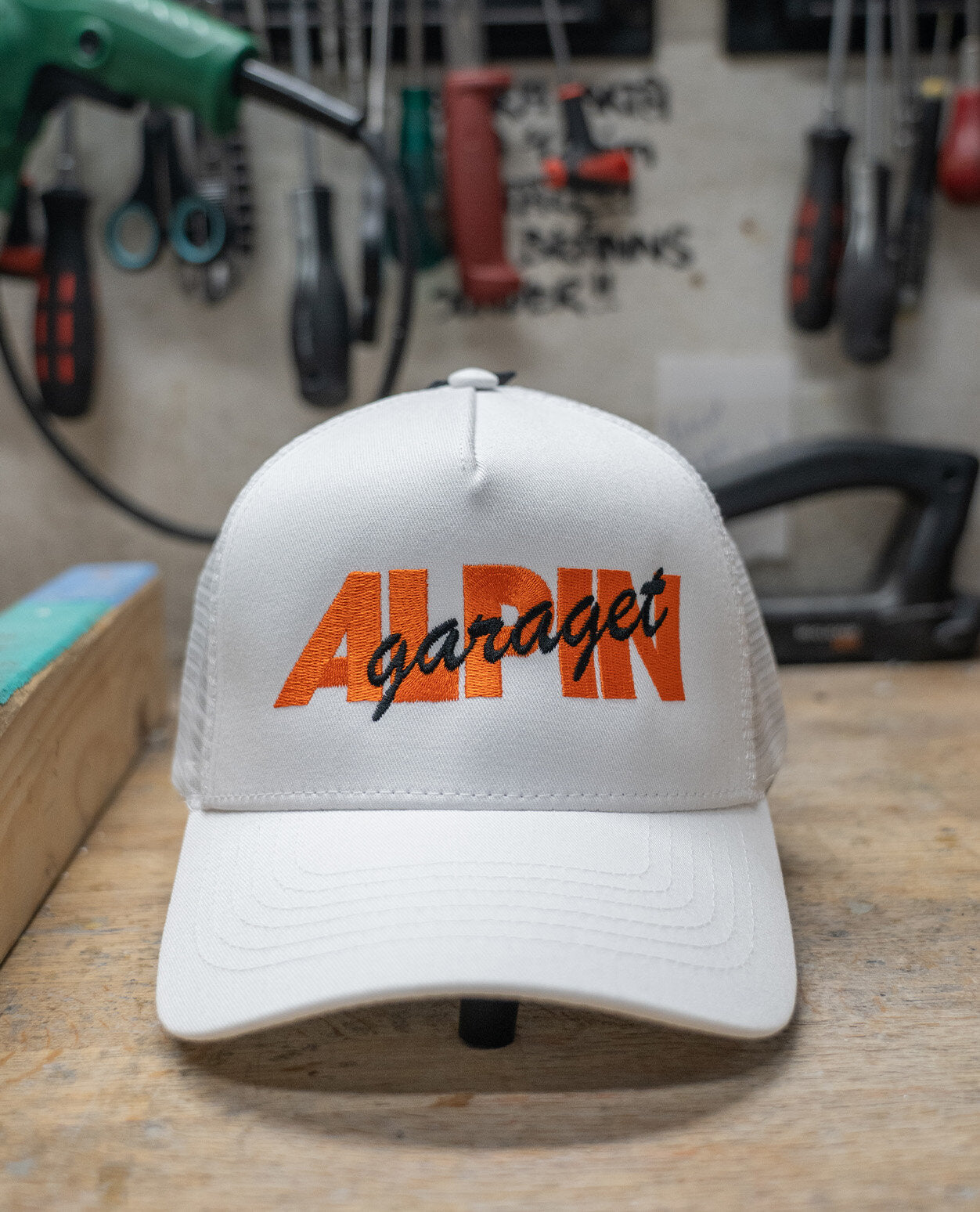 Alpingaraget Magnus Logo Trucker Hat - Vit