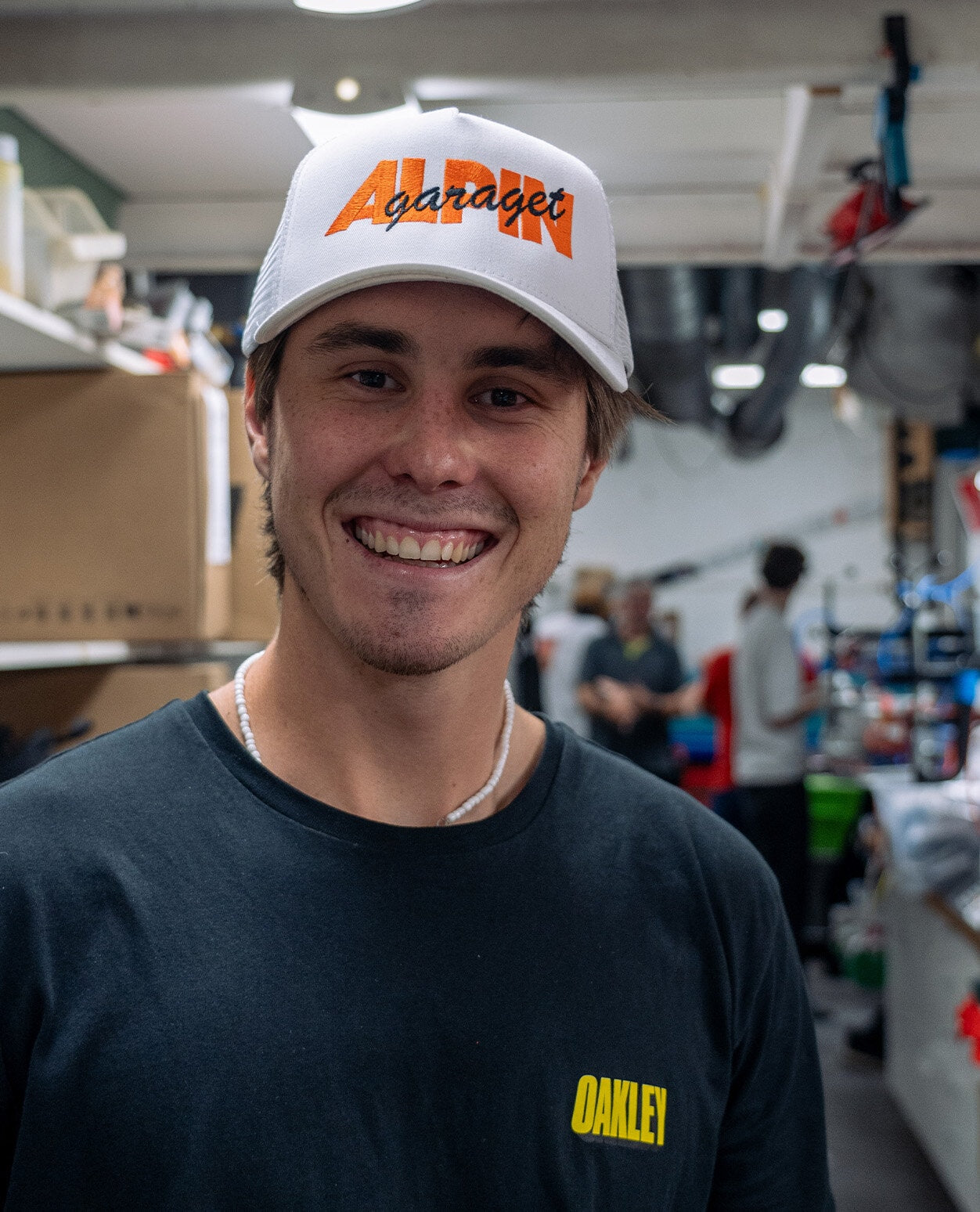 Alpingaraget Magnus Logo Trucker Hat - Vit